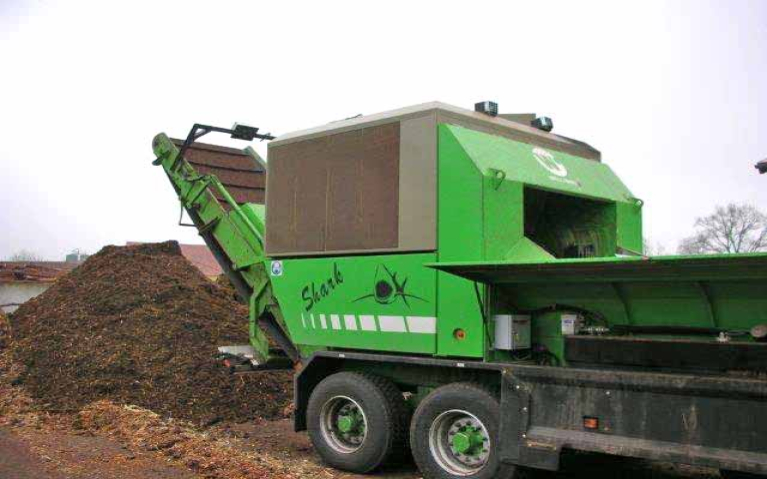 Holz und Grünabfälle zerkleinern